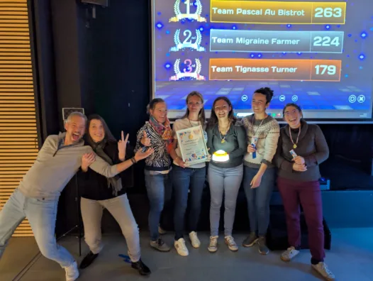 Blind test en entreprise avec buzzers lors d'une soirée d'équipe